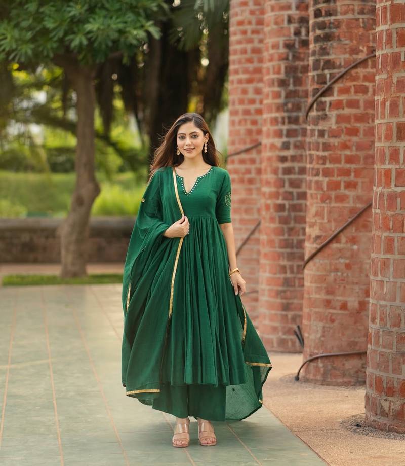 Green floral printed pure cotton embroidered kurta set with dupatta & trousers for women