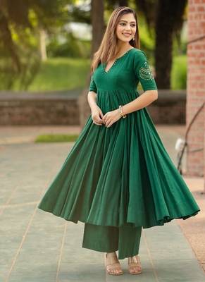 Green floral printed pure cotton embroidered kurta set with dupatta & trousers for women 2