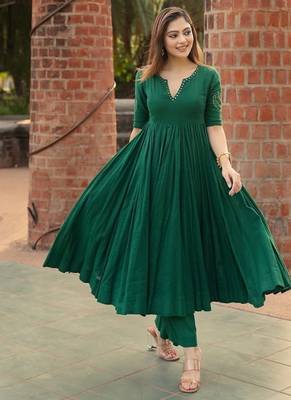 Green floral printed pure cotton embroidered kurta set with dupatta & trousers for women 3
