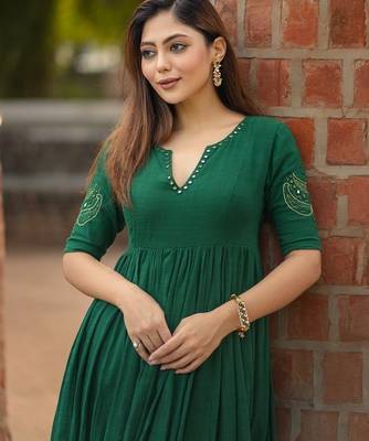 Green floral printed pure cotton embroidered kurta set with dupatta & trousers for women 4
