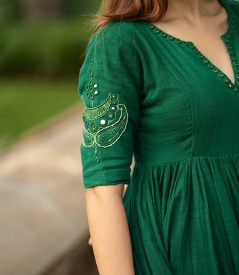 Green floral printed pure cotton embroidered kurta set with dupatta & trousers for women 5