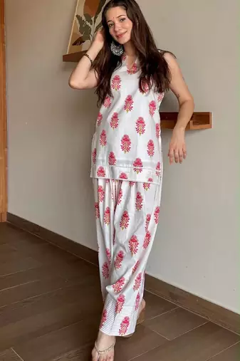 White floral printed pure cotton sleeveless kurta with farshi salwar for women