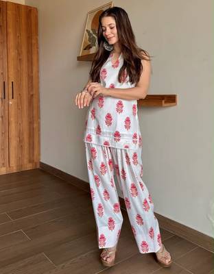 White floral printed pure cotton sleeveless kurta with farshi salwar for women 3
