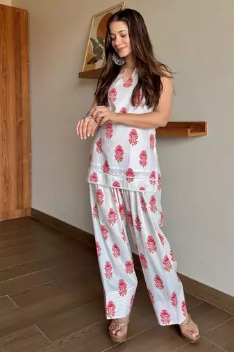 White floral printed pure cotton sleeveless kurta with farshi salwar for women
