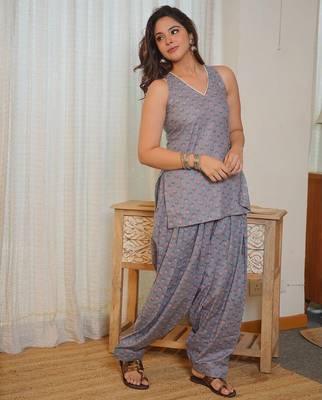 Grey floral printed pure cotton sleeveless v-neck kurta farshi salwar set for women 1