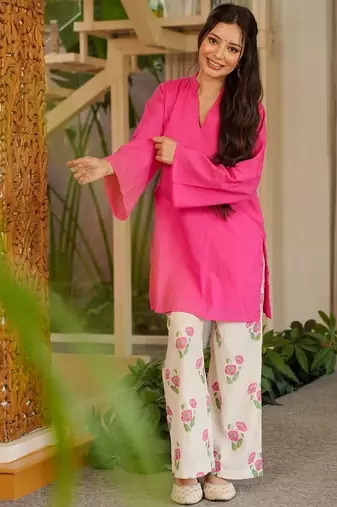 Pink & white floral printed pure cotton full sleeve v-neck kurta set for women