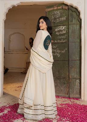 Elegant off white anarkali suit with matching embroidered dupatta 3