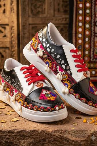 Black latkan artificial leather sneakers