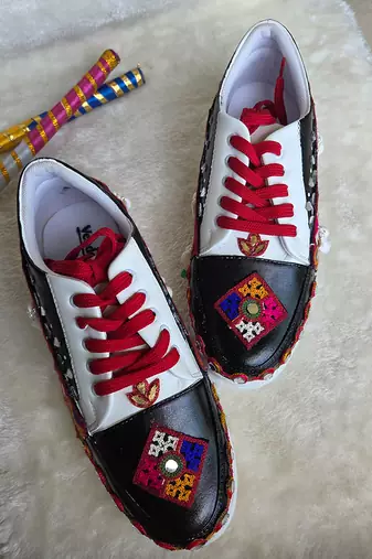 Black latkan artificial leather sneakers