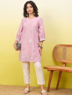 Pink women ethnic motifs embroidered thread work kurta 1