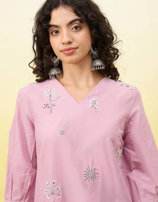 Pink women ethnic motifs embroidered thread work kurta 2