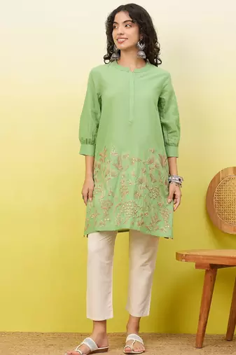 Green women ethnic motifs embroidered thread work kurta