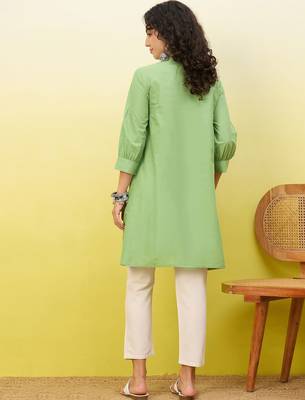 Green women ethnic motifs embroidered thread work kurta 4