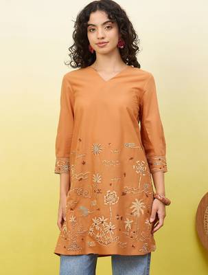 Orange women ethnic motifs embroidered thread work kurta 1