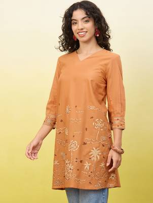 Orange women ethnic motifs embroidered thread work kurta 2