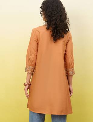 Orange women ethnic motifs embroidered thread work kurta 4
