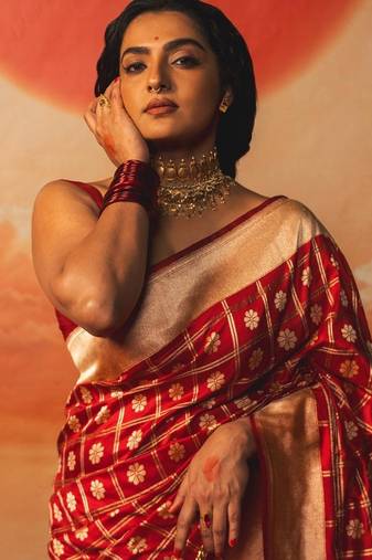 red silk blend banarasi jacuard work festive saree with unstitched blouse piece