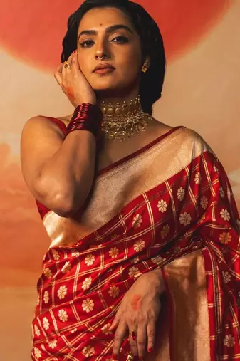 red silk blend banarasi jacuard work festive saree with unstitched blouse piece