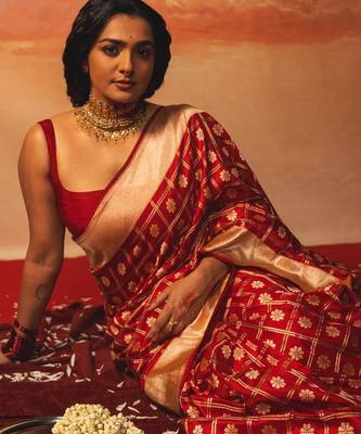 red silk blend banarasi jacuard work festive saree with unstitched blouse piece 4