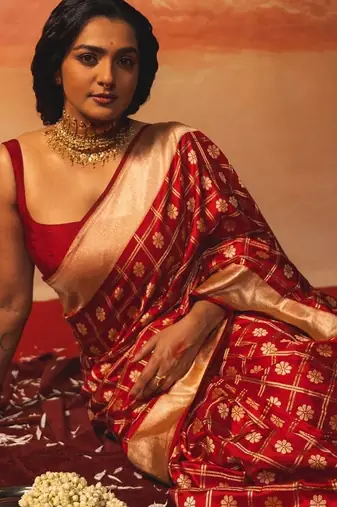 red silk blend banarasi jacuard work festive saree with unstitched blouse piece
