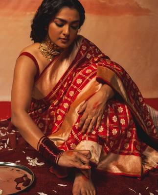 red silk blend banarasi jacuard work festive saree with unstitched blouse piece 5