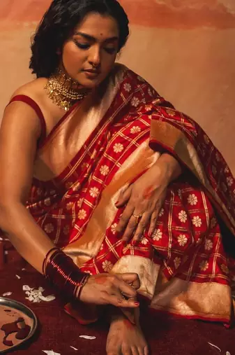 red silk blend banarasi jacuard work festive saree with unstitched blouse piece