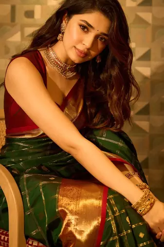 green maroon silk blend banarasi jacuard work festive saree with unstitched blouse piece