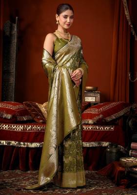 mahendi soft silk blend woven jacquard designer graceful ethnic saree 4