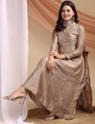 Cream embroidered vichitra silk kurta pant dupatta set 1