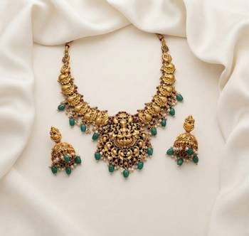 antique gold lakshmi temple necklace set with emerald green stones 1
