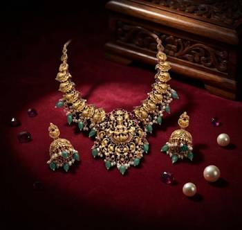 antique gold lakshmi temple necklace set with emerald green stones 2