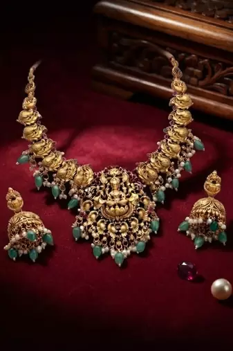 antique gold lakshmi temple necklace set with emerald green stones