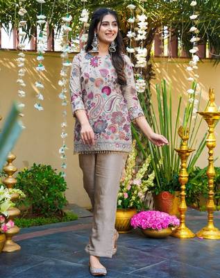 Women Ethnic Motifs Embroidered Regular Thread Work Kurti with Palazzos 4