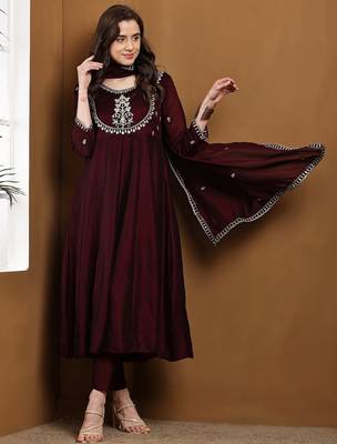Purple embroidered vichitra silk kurta pant dupatta set 4