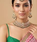 Royal green kundan moissanite choker set with maang tikka