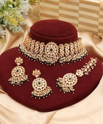 Royal green kundan moissanite choker set with maang tikka 2