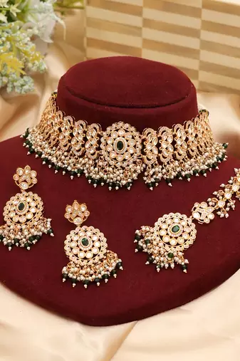 Royal green kundan moissanite choker set with maang tikka