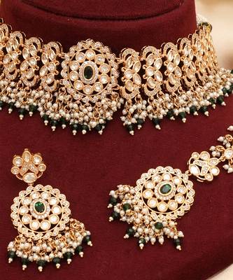 Royal green kundan moissanite choker set with maang tikka 3