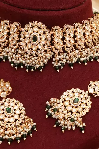 Royal green kundan moissanite choker set with maang tikka
