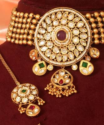 Gold plated royal kundan bridal necklace set with maang tikka 3