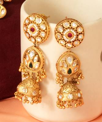 Gold plated royal kundan bridal necklace set with maang tikka 4