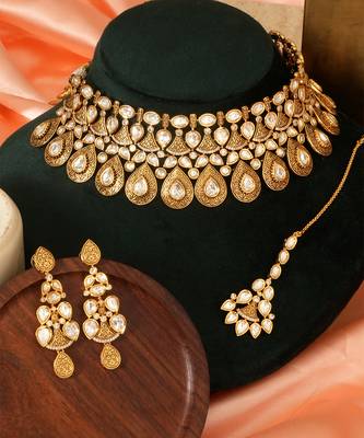 Gold plated kundan semi bridal choker set with maang tikka 2