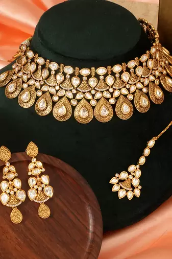 Gold plated kundan semi bridal choker set with maang tikka