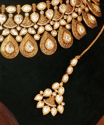 Gold plated kundan semi bridal choker set with maang tikka 3