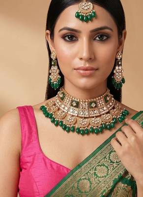 Emerald green kundan bridal choker set with maang tikka 1