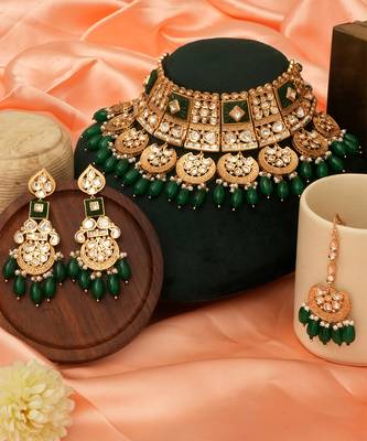 Emerald green kundan bridal choker set with maang tikka 2