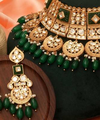 Emerald green kundan bridal choker set with maang tikka 3