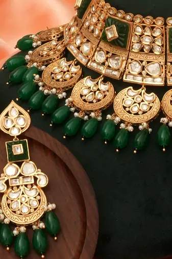 Emerald green kundan bridal choker set with maang tikka