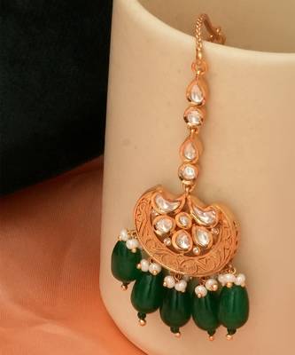 Emerald green kundan bridal choker set with maang tikka 4