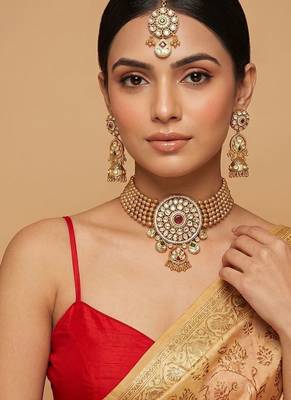 Royal gold plated kundan bridal choker set with maang tikka 1